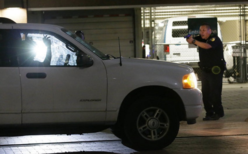 Amerikada polis əməkdaşı lal-kar sürücünü güllələyib