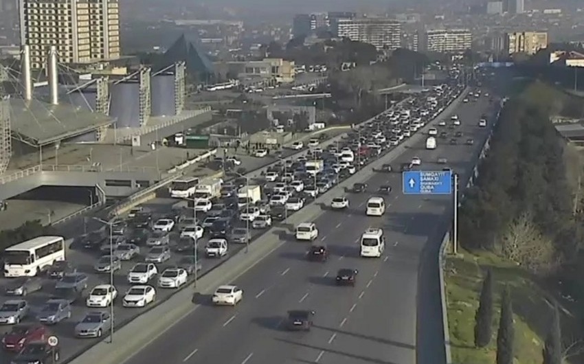 На ряде дорог в Баку возникли пробки