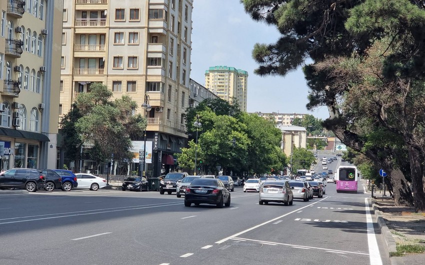В Баку на улице Абдуррагим бека Ахвердиева организована автобусная полоса движения
