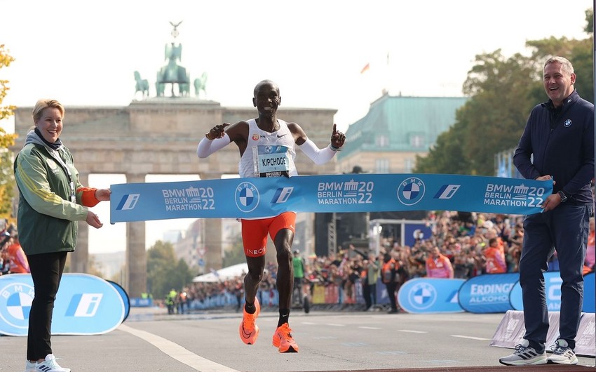 Кенийский бегун Кипчоге установил новый мировой рекорд в марафоне