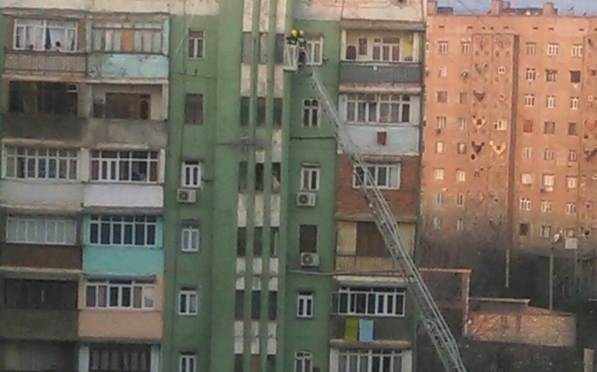 В Гяндже поссорившийся с женой мужчина хотел выброситься с крыши здания - ФОТО - ВИДЕО