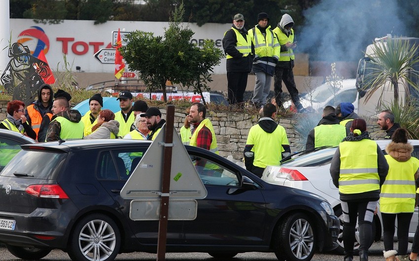 Fransada etirazçılar Totalın 11 yanacaq anbarına girişi bağlayıb