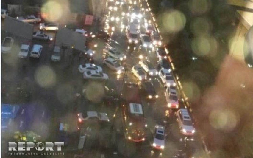 Сильный дождь парализовал движение транспорта в столице - ВИДЕО