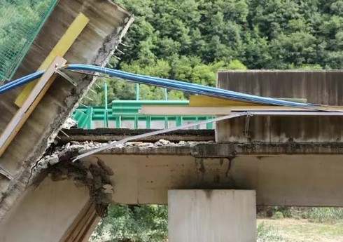 На северо-западе Китая 11 человек погибли при обрушении моста