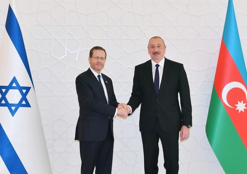 Ковер, подаренный Ильхамом Алиевым президенту Израиля, украшает его кабинет