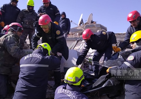 Азербайджанские спасатели извлекли тело еще одной женщины из-под завалов 