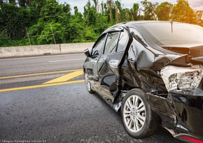 В Ширване автомобиль врезался в железобетонное ограждение