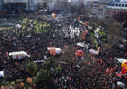 В Париже около 500 тыс. человек протестуют против пенсионной реформы 