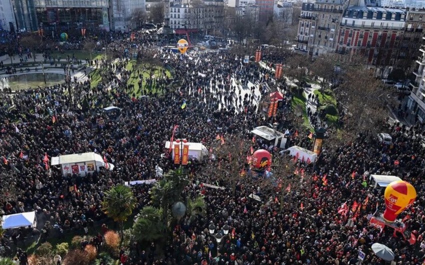 Parisdə 500 minə yaxın insan pensiya islahatına qarşı etiraz aksiyası keçirir