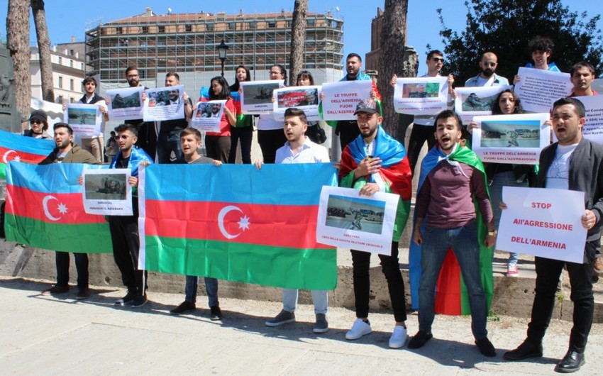 Азербайджанская молодежь провела в Риме акцию, протестуя против визита Сержа Саргсяна