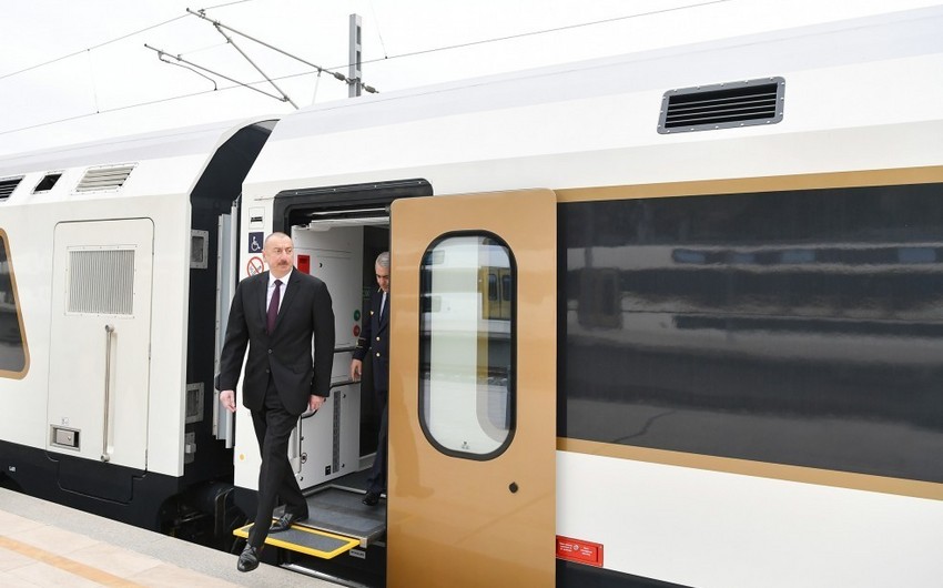Президент Ильхам Алиев ознакомился с пассажирским поездом Баку-Тбилиси-Карс