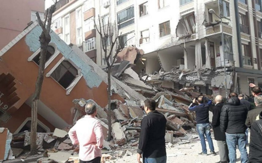 İstanbulda bina çökdü - VİDEO