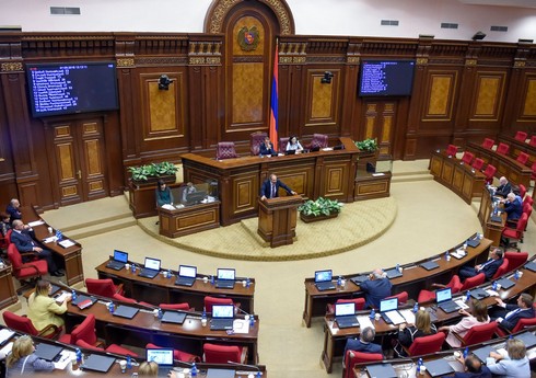 Пашинян и Кочарян устроили словесную перепалку в парламенте
