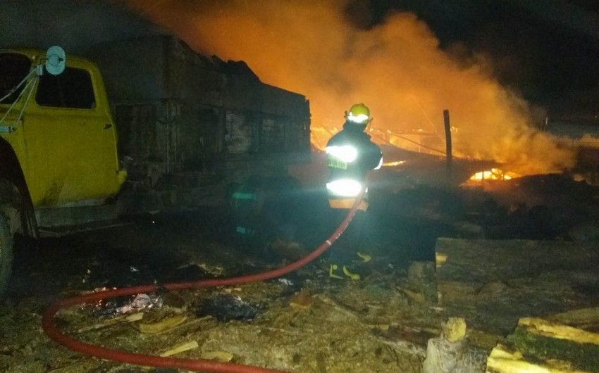 В Гахе произошел сильный пожар: Сгорел цех пиломатериалов, грузовик и хлев - ФОТО - ВИДЕО