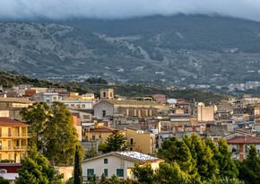 İtaliyanın cənubunda 1 avroya evlər satılır
