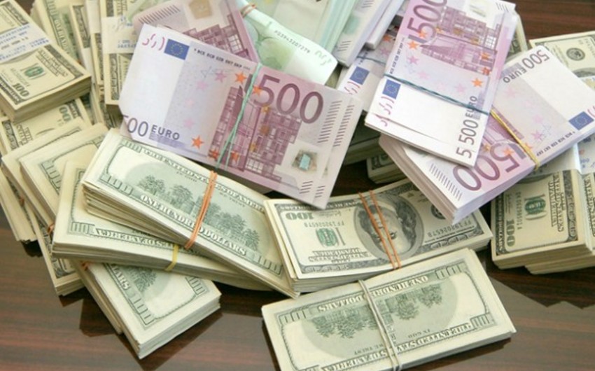 Центробанк: Продажи наличного доллара банками Азербайджана резко сократились
