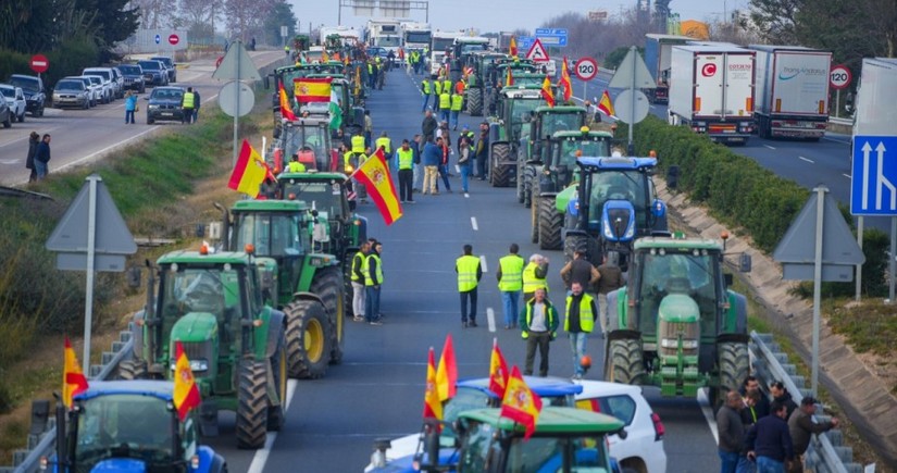 Protesting Spanish farmers block roads near French border