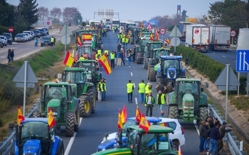 Испанские фермеры на тракторах перекрыли трассу на границе с Францией