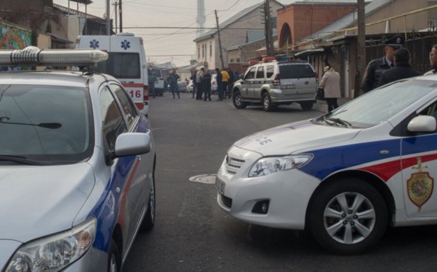 Yerevanda silahlı şəxslərin ələ keçirdiyi polis binasındakı girovlardan biri azad edilib