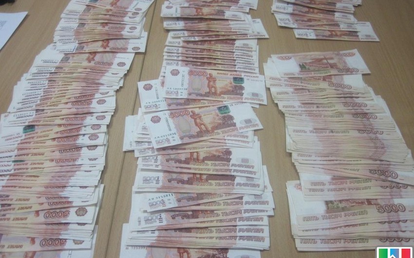 ​Около миллиона незадекларированных рублей изъяли у азербайджанца на российской границе