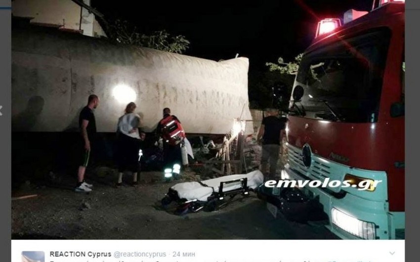 В Греции пассажирский поезд сошел с рельсов и врезался в жилой дом