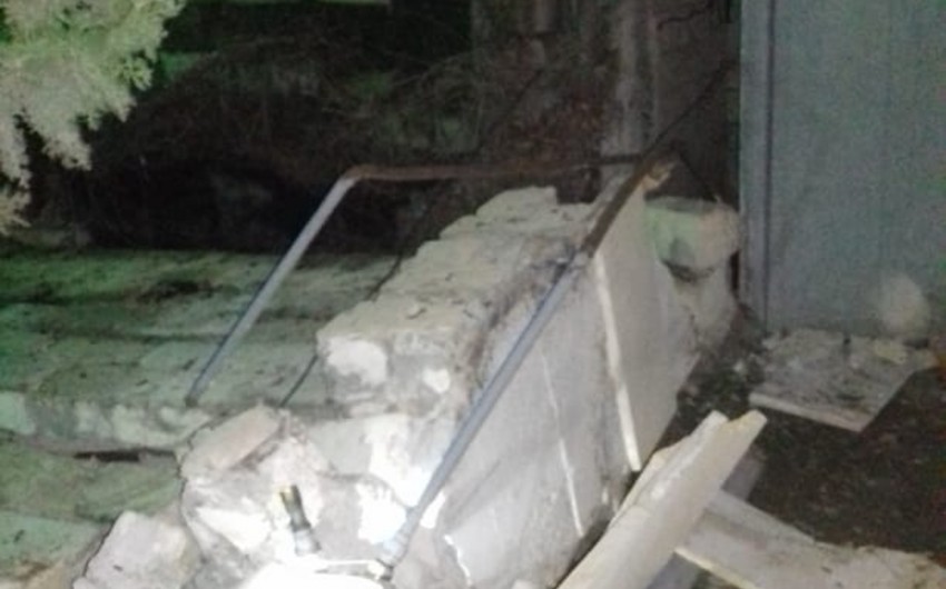 В Саатлы обрушился каменный забор, поврежден газопровод