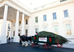 The Obamas kick off Christmas at the White House