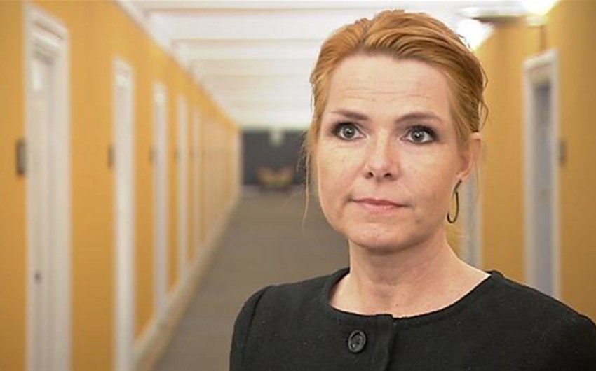 Министру по миграции Дании пришлось убегать от мигрантов - ВИДЕО