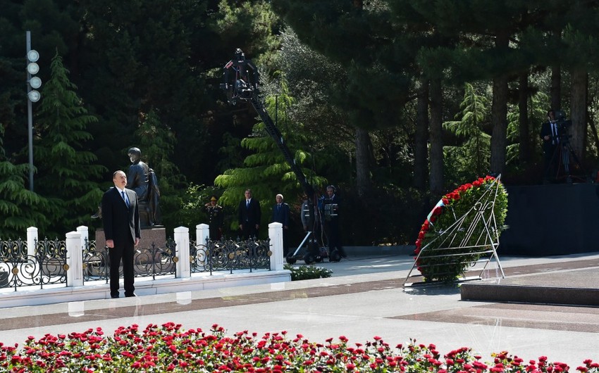 Azerbaijani President visited grave of national leader Heydar Aliyev