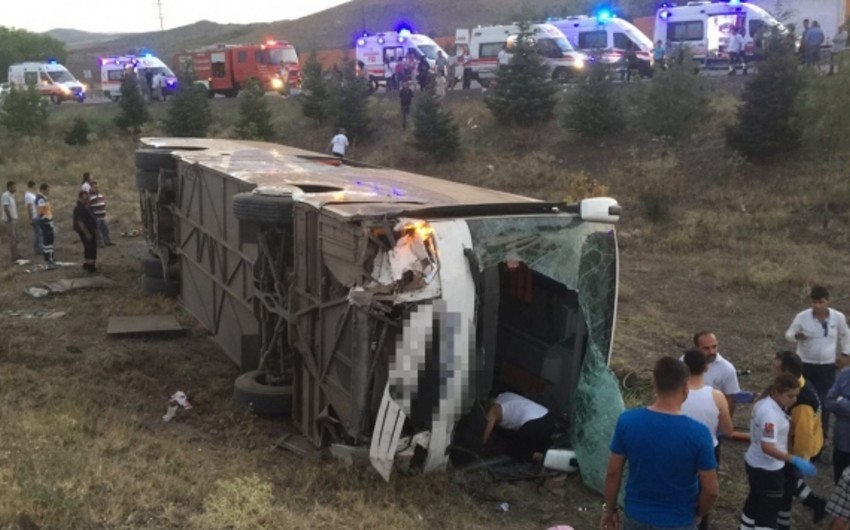 Türkiyədə sərnişin avtobusu aşıb, 30 nəfər yaralanıb