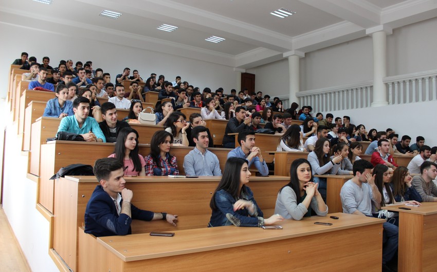 Representatives of Bakcell meet with the students