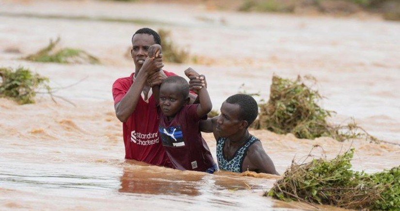 Heavy rainfall in East Africa forces thousands of refugees from their homes