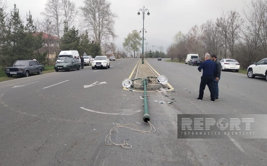 В Огузе автомобиль врезался в фонарный столб, есть пострадавшие