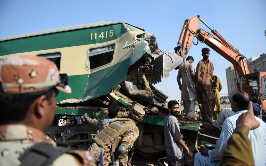 Pakistanda sərnişin qatarı yük qatarına çarpılıb, 13 nəfər ölüb, 67 nəfər yaralanıb