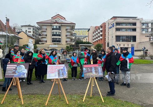 Азербайджанцы во Франции провели акцию протеста у памятника Натаван 