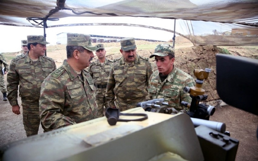 Министр обороны Азербайджана проверил боевую подготовку артиллеристов в прифронтовой зоне