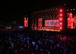 Heydər Əliyev Mərkəzinin parkında Bakının azad edilməsinin 100 illiyi münasibəti ilə konsert olub