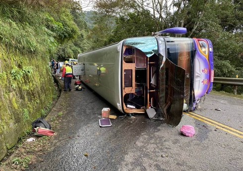 На Тайване перевернулся туристический автобус, погиб один, пострадали десятки человек