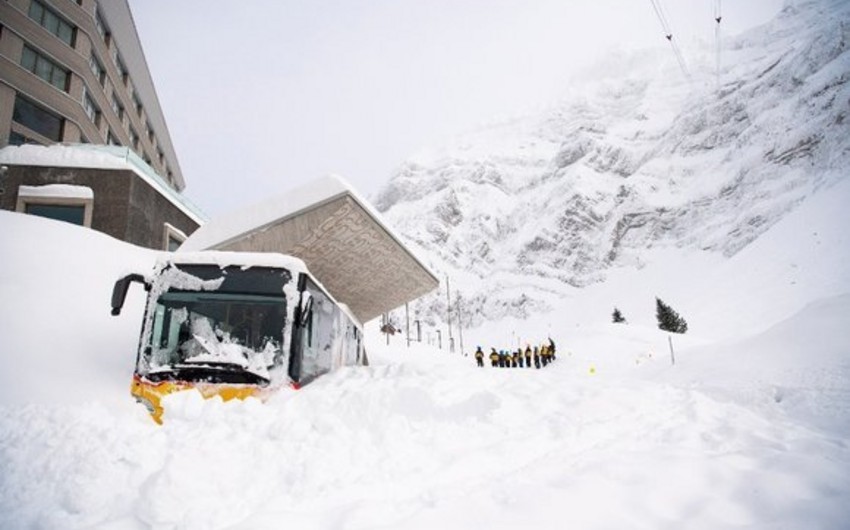 На горнолыжном курорте в Швейцарии сошла снежная лавина