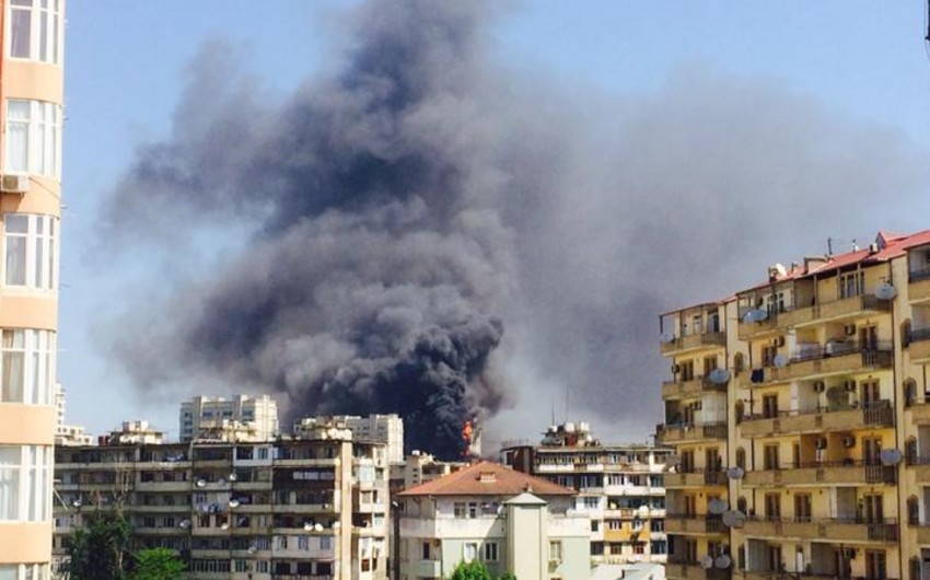 В Баку в одном из многоэтажных зданий начался пожар - ВИДЕО