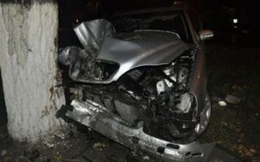​Mercedes врезался в дерево, водитель погиб