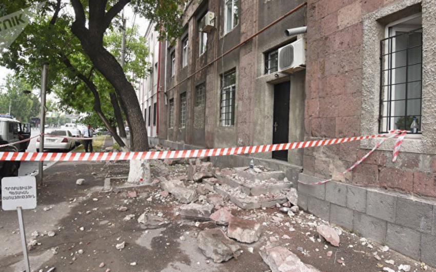 Обрушился фасад здания, принадлежащего минюсту Армении, есть погибший и раненый