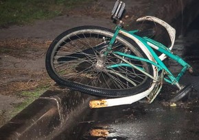 В Саатлы автомобиль сбил двух подростков, ехавших на велосипеде
