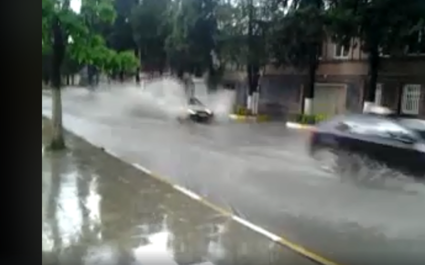 Сильный дождь и град в Закатале создали проблемы на дорогах