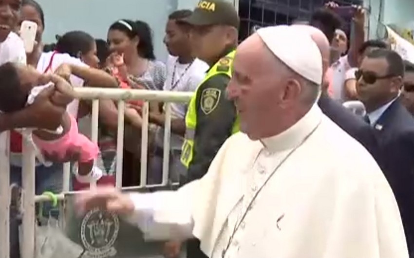 Папа римский Франциск получил травму во время визита в Колумбию
