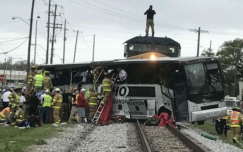 В США при столкновении поезда с автобусом погибли минимум три человека