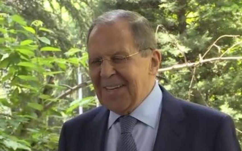 Lavrov jurnalistə qarşı kobudluq edib: “Get tovuzquşu ilə danış”