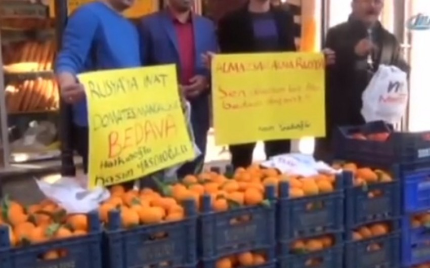 ​В Турции фрукты, попавшие под санкции России, раздали бедным - ВИДЕО