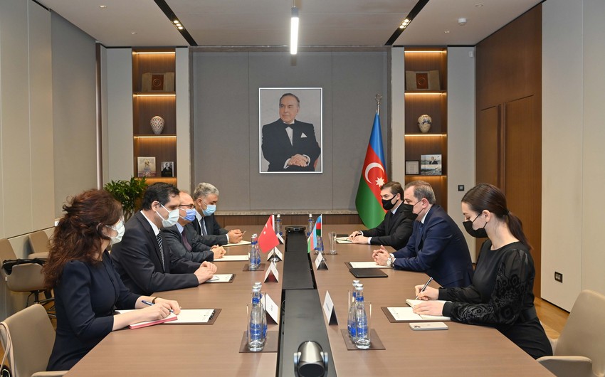 Глава МИД Азербайджана встретился с председателем турецкого фонда Маариф