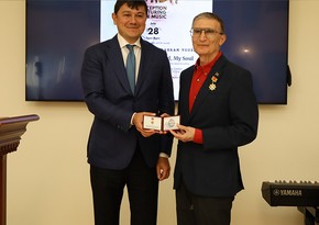 Азизу Санджару вручена медаль Азербайджана За заслуги в диаспорской деятельности